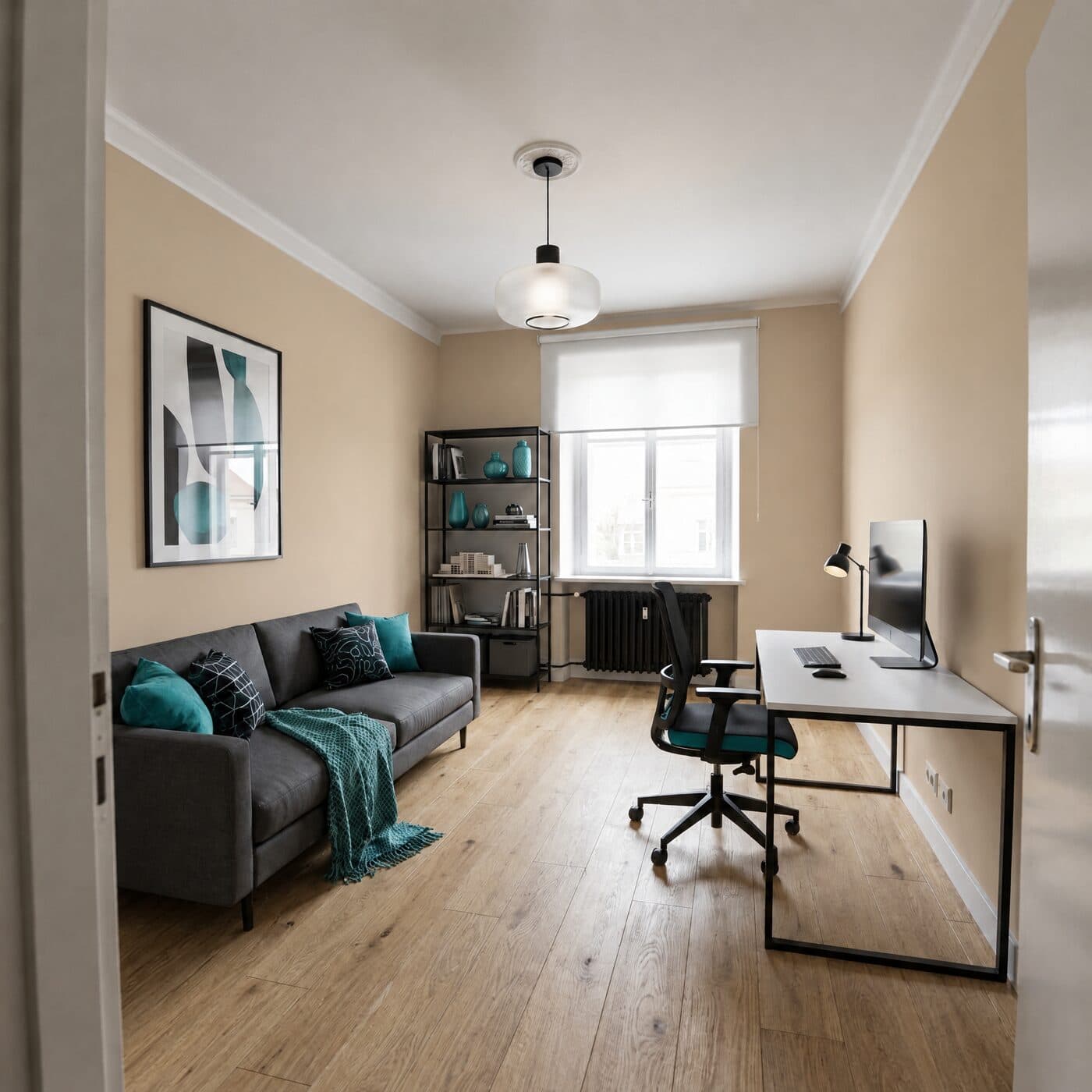 Arbeitszimmer mit Sofa und Schreibtisch, Wände in Sandbeige gestrichen